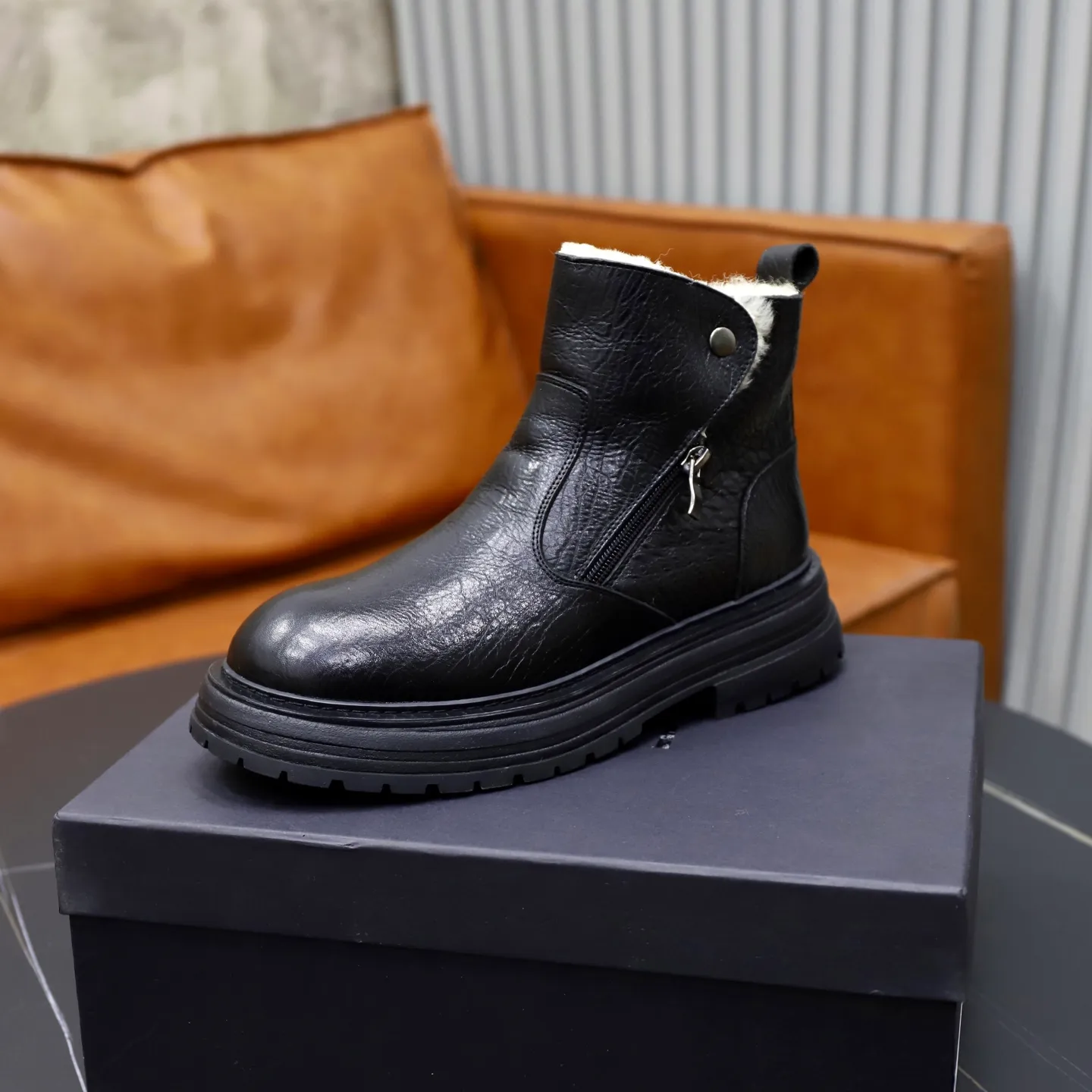 Ex-factory price: 680💰Thick wool imported from Australia Brand: UGG genuine purchasing agent Size: 38-44 (customized in 45) Grade: Official website 1:1 Material: First-layer genuine leather waterproof and antifreeze upper Real wool lining Original non-slip Soft wear-resistant outsole Style category: Men's casual shoes Trendy style Comfortable on the feet Color: Official website color synchronization